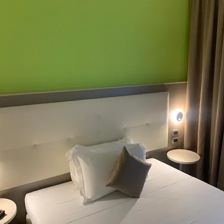 斯特拉迪瓦里酒店 3*