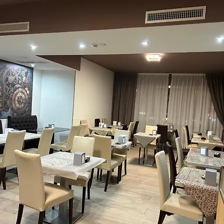 斯特拉迪瓦里酒店 3*