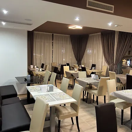 Stradivari Szálloda 3*